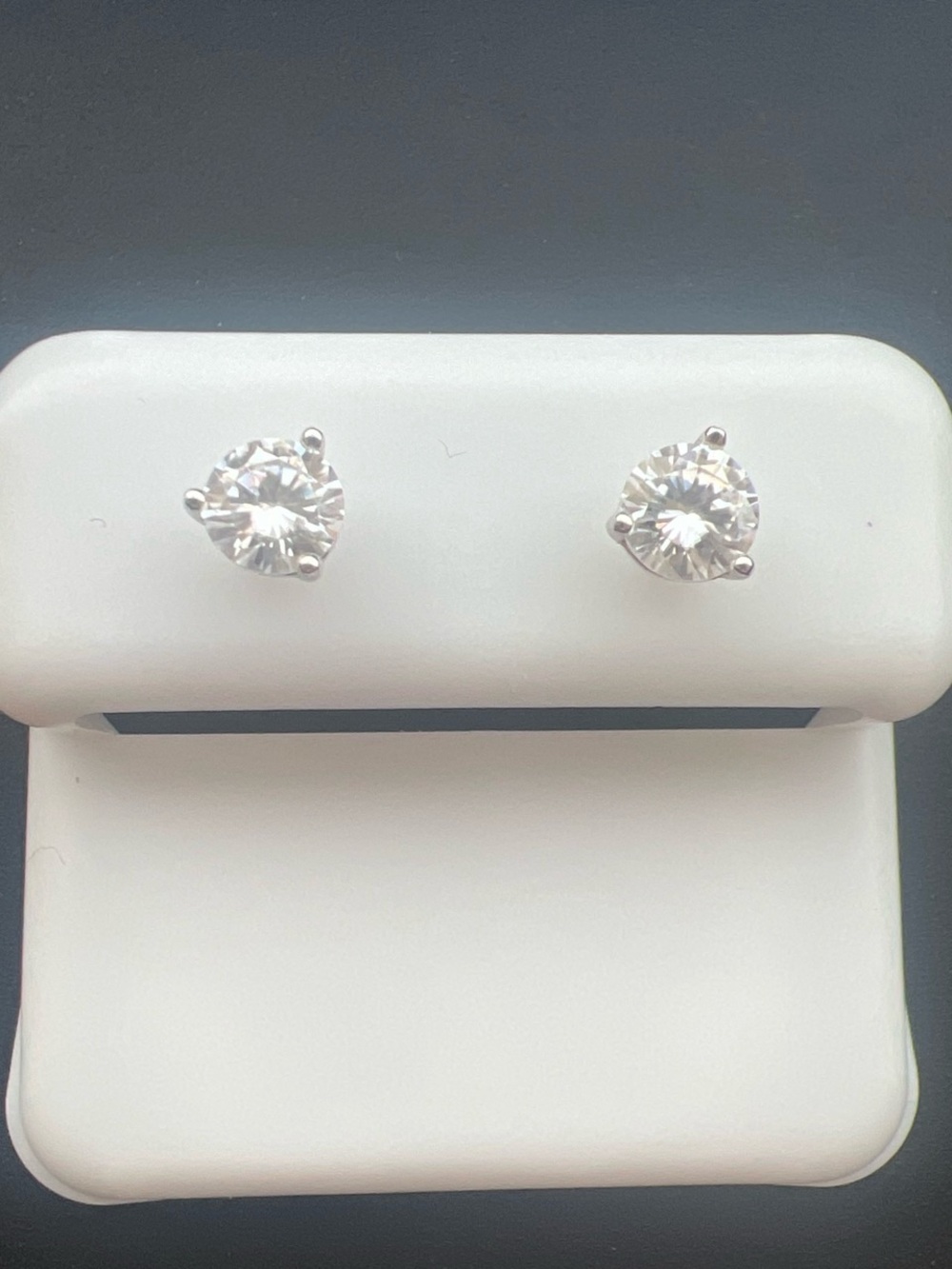 Silvara 925 Sterling Silver 1 Carat Moissanite Stud Earrings
